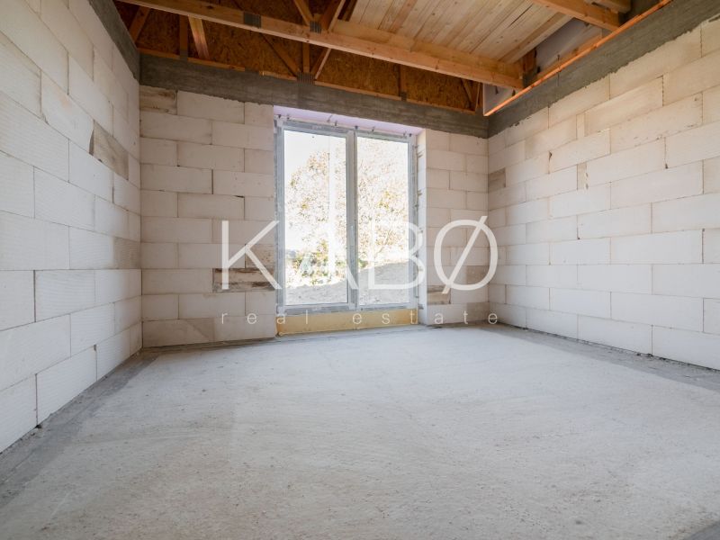 Posledný Voľný - Moderný 4-izbový rodinný dom s terasou a záhradou - Nezariadená miestnosť v rodinnom dome s veľkým oknom a betónovou podlahou.