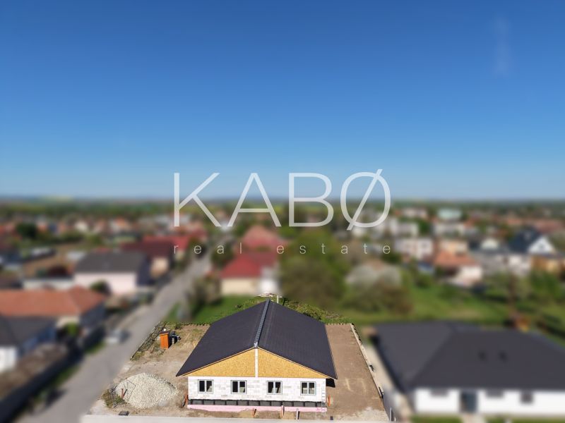 Posledný Voľný - Moderný 4-izbový rodinný dom s terasou a záhradou - Rodinný dom v Ivanke pri Nitre s nízkou strechou v pokojnej rezidenčnej oblasti.