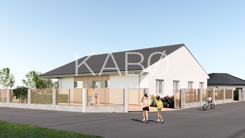 Posledný Voľný - Moderný 4-izbový rodinný dom s terasou a záhradou - Rodinný dom v Ivanke pri Nitre s moderným plotom a deťmi hrajúcimi sa na ulici.