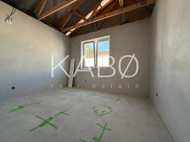 Posledný Voľný - Moderný 4-izbový rodinný dom s terasou a záhradou - Interiér rodinného domu s nedokončenou stropnou konštrukciou a kresbami na podlahe.