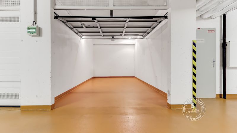 UZAMYKATEĽNÁ GARÁŽ 20m2 v NOVOSTAVBE Vodotika, Lužná ul. - Parkovacie miesto v garážach s jednoduchým interiérom a svetlými stenami.