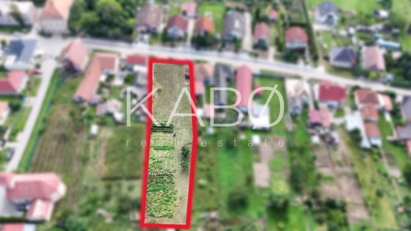 Stavebný pozemok 1 750 m² v centre obce Rumanová - Pozemky na bývanie v Rumanovej s viditeľným vyznačením hraníc parcely.