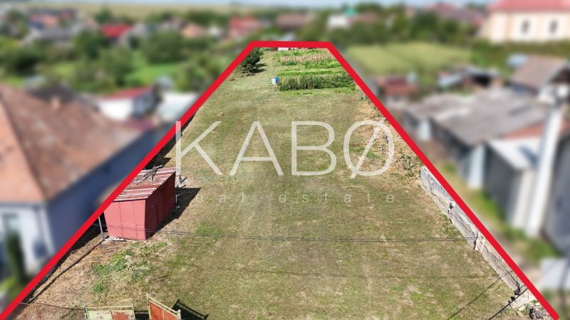 Stavebný pozemok 1 750 m² v centre obce Rumanová - Pozemky - bývanie v Rumanovej, vhodné pre stavbu, obklopené zeleňou a susednými domami.