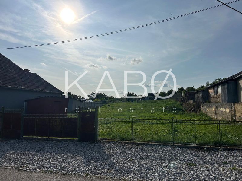 Stavebný pozemok 1 750 m² v centre obce Rumanová - Pozemky - bývanie v Rumanovej s výhľadom na obklopené zelené plochy a stavby.