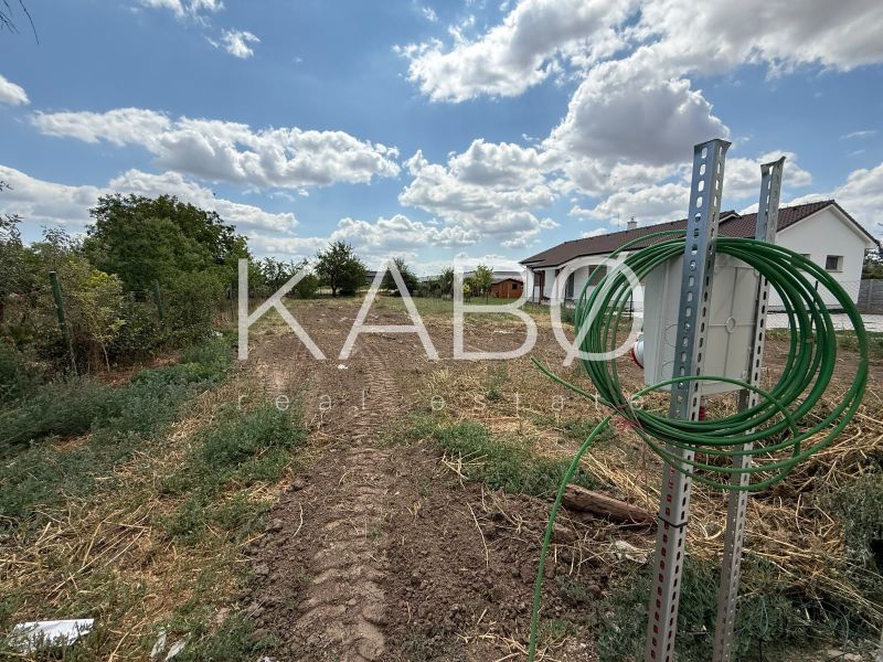 Stavebný pozemok 880 m² + prístupová cesta so sieťami Ivanka pri Nitre - Záhrady a plot na Myrtinej ulici v Ivanke pri Nitre, pozemky - bývanie.