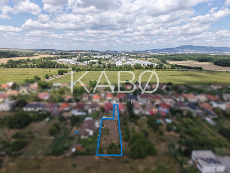 Stavebný pozemok 880 m² + prístupová cesta so sieťami Ivanka pri Nitre - Pozemok na bývanie na Myrtinej ulici v Ivanke pri Nitre s vidieckym prostredím.