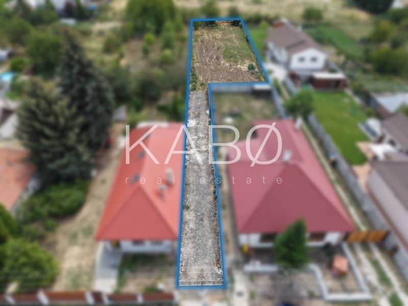 Stavebný pozemok 880 m² + prístupová cesta so sieťami Ivanka pri Nitre - Pozemok na bývanie v Ivanke pri Nitre na Myrtinej, so susednými stavbami.