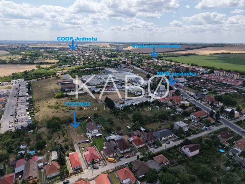 Stavebný pozemok 880 m² + prístupová cesta so sieťami Ivanka pri Nitre - Letecký pohľad na Pozemky - bývanie na Myrtinej ulici v Ivanke pri Nitre.