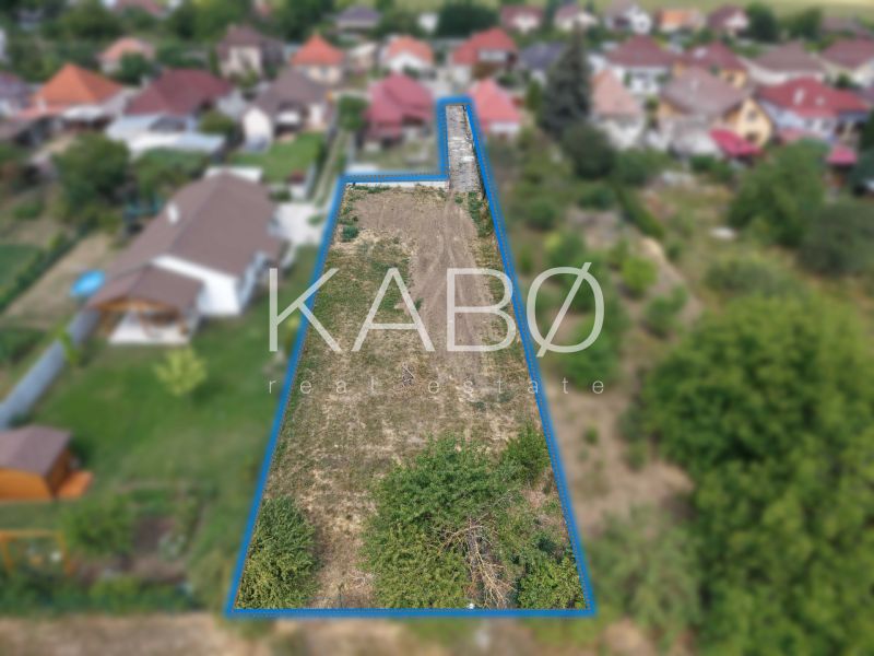 Stavebný pozemok 880 m² + prístupová cesta so sieťami Ivanka pri Nitre - Pozemky na bývanie v Ivanke pri Nitre na Myrtinej ulici, obkolesené rodinnými domami.