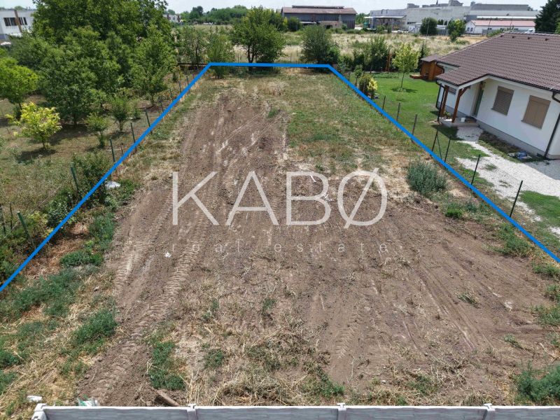 Stavebný pozemok 880 m² + prístupová cesta so sieťami Ivanka pri Nitre - Pozemok na bývanie na Myrtinej ulici v Ivanke pri Nitre, ohraničený plotom.