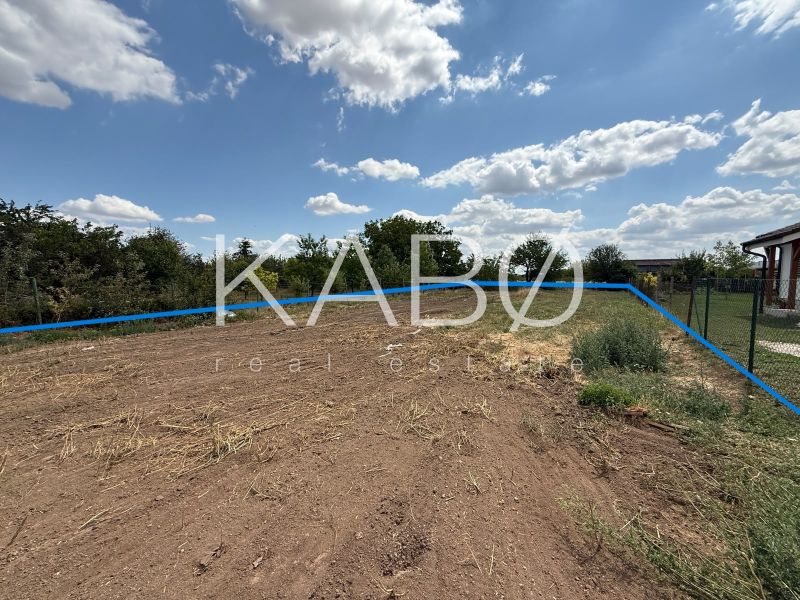 Stavebný pozemok 880 m² + prístupová cesta so sieťami Ivanka pri Nitre - Pozemok na bývanie v Ivanke pri Nitre na Myrtinej ulici, obklopený prírodou a zeleňou.