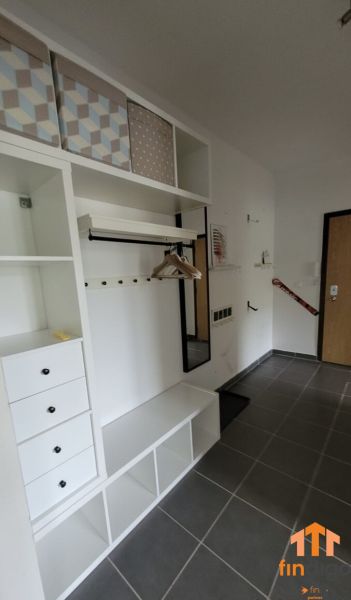 PRENÁJOM - 3-izbový svetlý byt - Teplická ulica, Bratislava - Vstupná chodba s bielym nábytkom, vešiakom a úložnými prihrádkami v 3-izbovom byte.