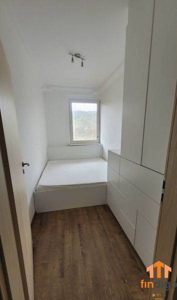 PRENÁJOM - 3-izbový svetlý byt - Teplická ulica, Bratislava - Spálňa v 3-izbovom byte s posteľou a podlahou s dreveným dekorom.