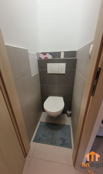 PRENÁJOM - 3-izbový svetlý byt - Teplická ulica, Bratislava - Toaleta s dlaždicami v 3-izbovom byte. Štandardný dizajn interiéru.
