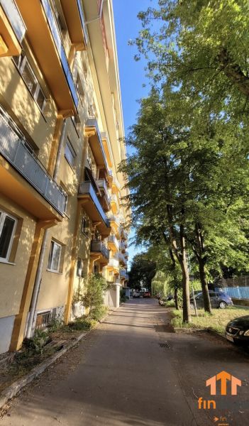PRENÁJOM - 3-izbový svetlý byt - Teplická ulica, Bratislava - Exteriér ulice v Bratislave pri obytnom dome s 3-izbovými bytmi a stromami.
