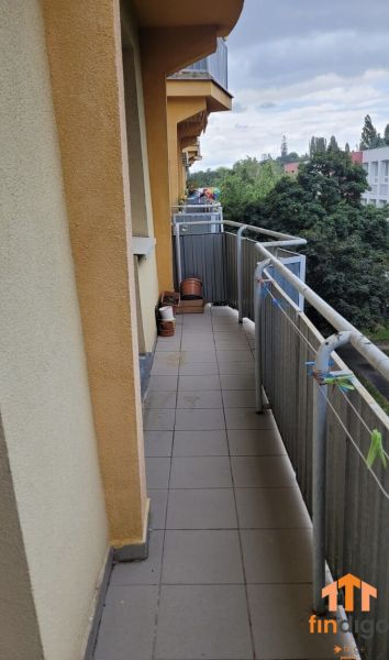 PRENÁJOM - 3-izbový svetlý byt - Teplická ulica, Bratislava - Dlhý balkón v 3-izbovom byte s výhľadom na zeleň a strechy budov.