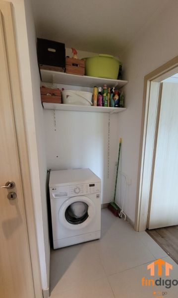 PRENÁJOM - 3-izbový svetlý byt - Teplická ulica, Bratislava - Práčka s dvoma policami s čistiacimi prostriedkami v práčovni 3-izbového bytu.