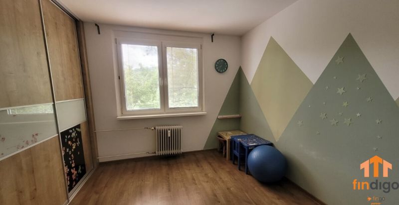 PRENÁJOM - 3-izbový svetlý byt - Teplická ulica, Bratislava - Detská izba v 3-izbovom byte s podlahou s dreveným dekorom a farebnými stenami.