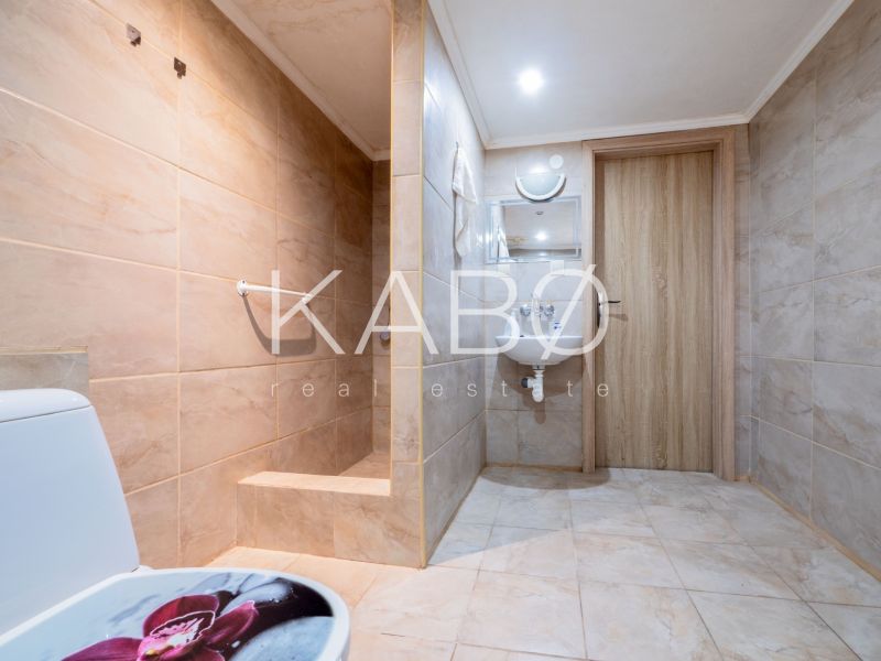 3 izbový Rodinný dom v Cabaj-Čápore s pozemkom 1 053 m² - Kúpeľňa v rodinnom dome s keramickými obkladmi a sprchovacím kútom.
