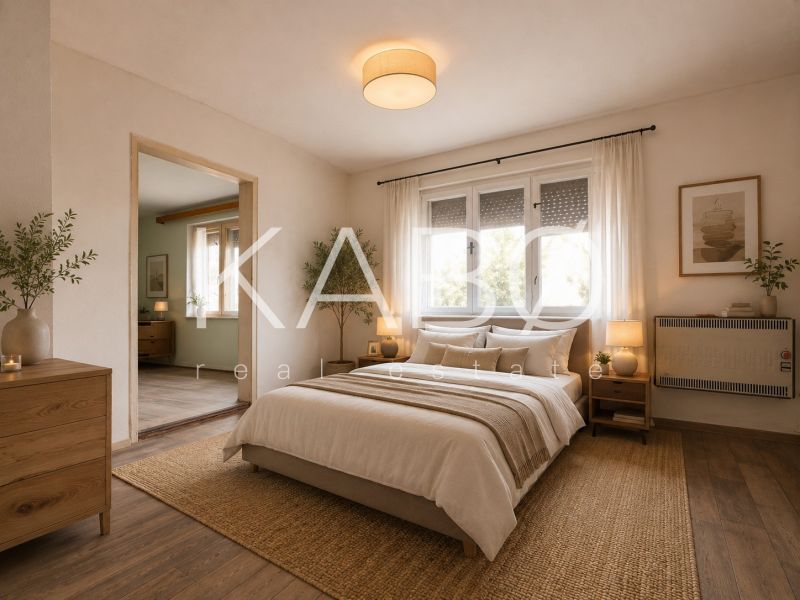 3 izbový Rodinný dom v Cabaj-Čápore s pozemkom 1 053 m² - Spálňa s podlahou s dreveným dekorom, príjemné osvetlenie a prírodné dekorácie v rodinnom dome.