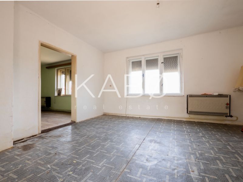 3 izbový Rodinný dom v Cabaj-Čápore s pozemkom 1 053 m² - Interiér rodinného domu s dvomi miestnosťami a oknom. Prázdna miestnosť s umelou podlahou.