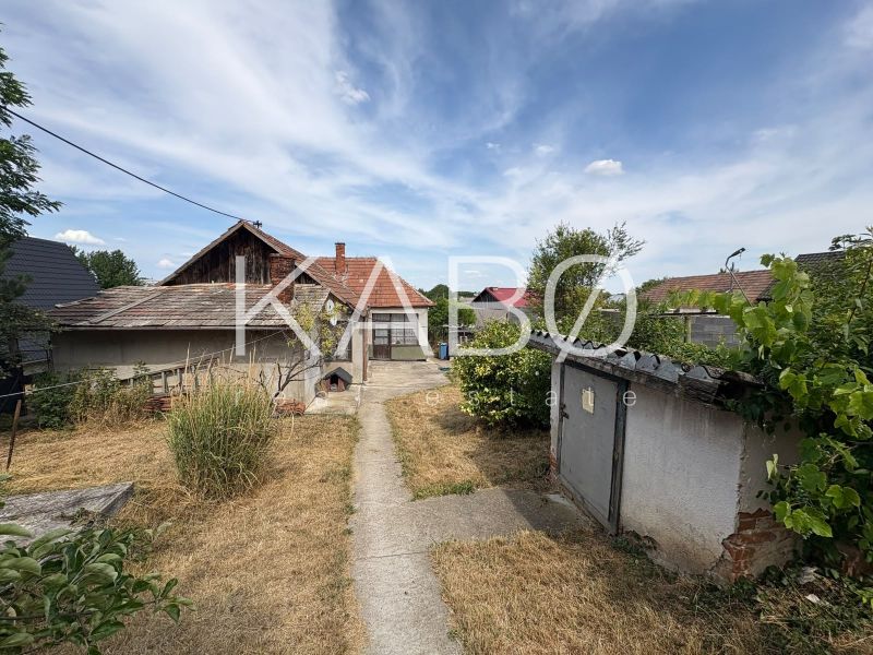 3 izbový Rodinný dom v Cabaj-Čápore s pozemkom 1 053 m² - Rodinný dom v Cabaji-Čápore so záhradou a chodníkom pod modrou oblohou.