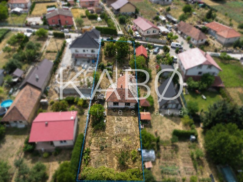 3 izbový Rodinný dom v Cabaj-Čápore s pozemkom 1 053 m² - Letecký pohľad na rodinný dom v Cabaj-Čápore so záhradou a okolitými domami.