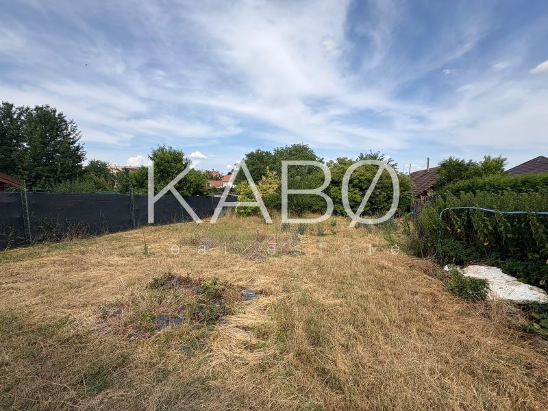 3 izbový Rodinný dom v Cabaj-Čápore s pozemkom 1 053 m² - Pozemok s trávnatým povrchom, oplotený, vhodný pre rodinný dom v Cabaji-Čápore.