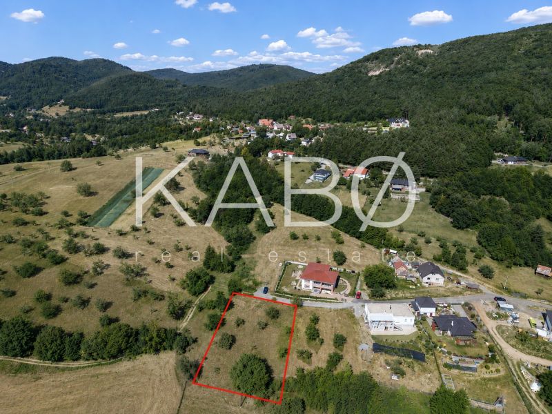 Ideálny Stavebný pozemok 1 353 m² pri Tajchu s krásnymi výhľadmi - Pozemky - bývanie v Novej Bani obklopené prírodou a neďalekými domami.