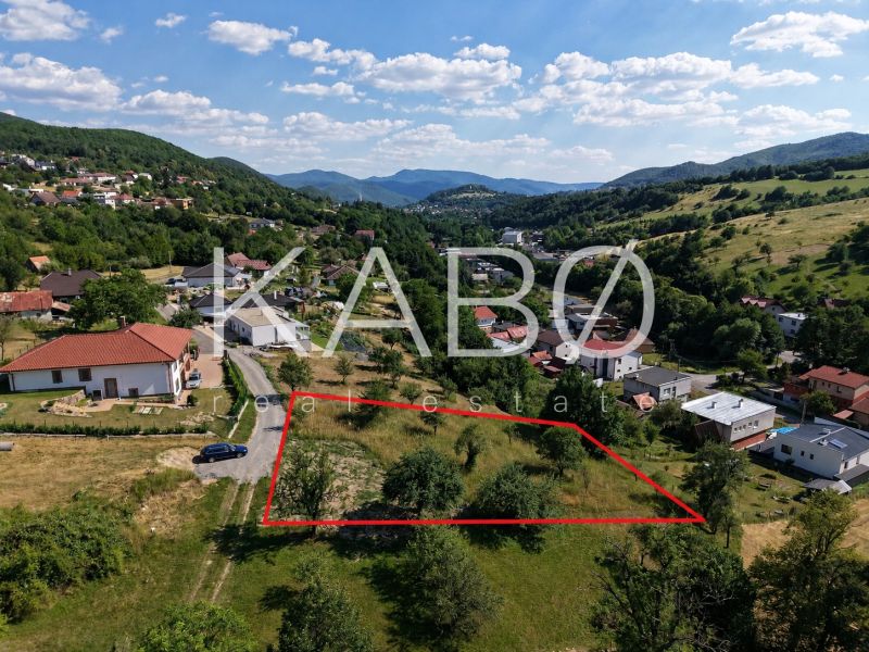 Ideálny Stavebný pozemok 1 353 m² pri Tajchu s krásnymi výhľadmi - Pozemky - bývanie v Novej Bani, obklopené zeleňou a kopcovitým terénom.