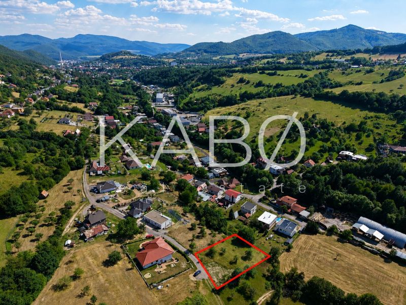 Ideálny Stavebný pozemok 1 353 m² pri Tajchu s krásnymi výhľadmi - Pozemky - bývanie v Nové Bani s výhľadom na malebnú krajinu a okolitú zeleň.