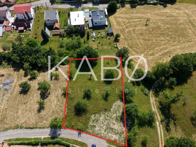 Ideálny Stavebný pozemok 1 353 m² pri Tajchu s krásnymi výhľadmi - Pozemky - bývanie v Novej Bani s vyznačenou parcelou na predaj.
