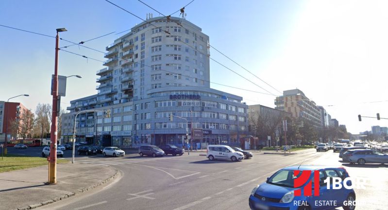 1.BCR | DVOJGARÁŽ, ELEKTRINA, KAMEROVÝ SYSTÉM, TOMÁŠIKOVA ULICA - Budova na Tomášikovej ulici v Bratislave - Ružinove, rušná križovatka a premávka.