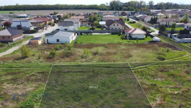 Stavebný pozemok v Bernolákove, Višňová ulica - Pozemok na ulici Višňová, ideálny pre bývanie, okolitá zástavba domov.