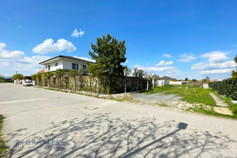 Stavebný pozemok v Bernolákove, Višňová ulica - Dom na ulici Višňová, vedľa je pozemok, vhodný na bývanie.