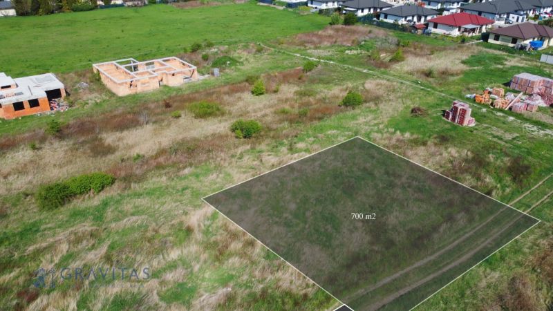 Stavebný pozemok v Bernolákove, Višňová ulica - Pozemok na ulici Višňová, ideálny pre bývanie, 700 m², pri stavbe domov.