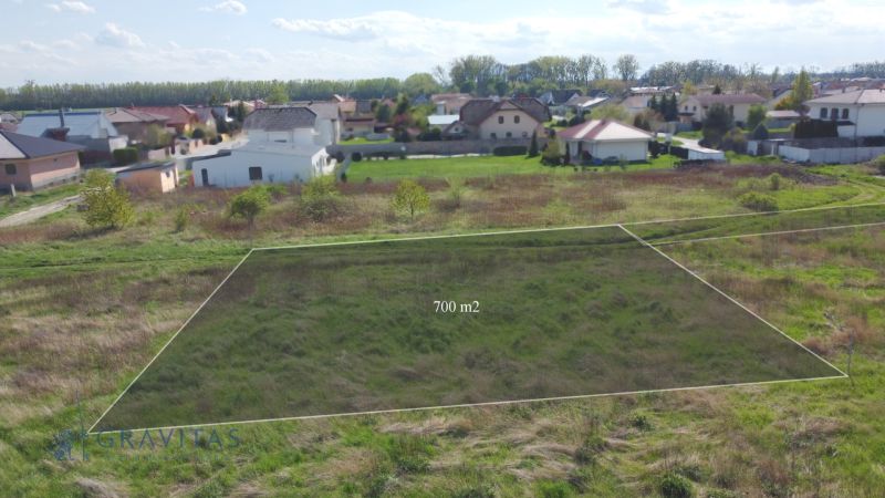 Stavebný pozemok v Bernolákove, Višňová ulica - Na ulici Višňová, pozemky na bývanie, 700 m² lokalita rodinných domov.