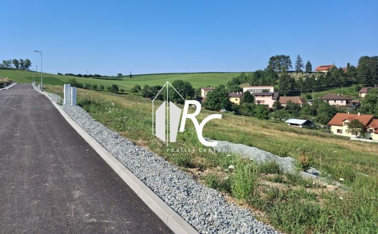 STAVEBNÉ POZEMKY s PANORAMATIICKÝM VÝHĽADOM  ZÁBORIE - Pozemky na bývanie v Záborí s výhľadom na okolitú krajinu a domy.
