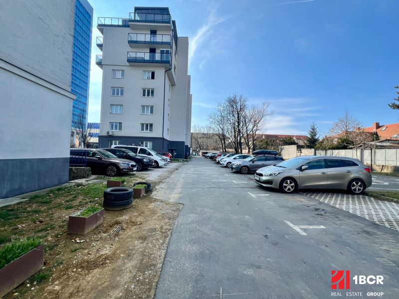 1.BCR | KRÁSNY 2-IZBOVÝ BYT, VÝHĽAD NA KUCHAJDU, VÝŤAH, VAJNORSKÁ UL. - Parkovisko a bytový dom v Bratislave na Vajnorskej, blízko 2-izbového bytu.