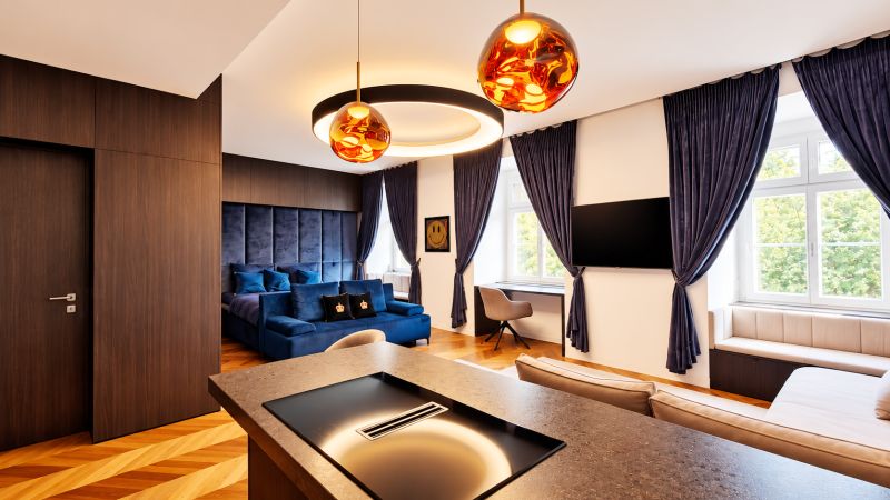 Diamant medzi apartmánmi v srdci Starého mesta - 2-izbový byt so zamatovou sedačkou, dreveným dekorom a osvetlením.