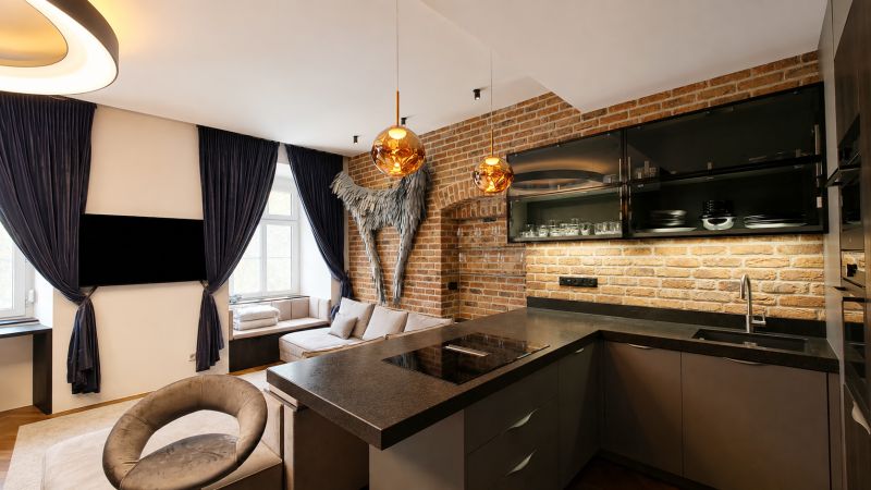 Diamant medzi apartmánmi v srdci Starého mesta - Kuchyňa v 2-izbovom byte s tehlovou stenou a závesmi tmavej farby.