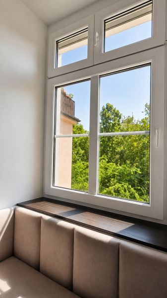 Diamant medzi apartmánmi v srdci Starého mesta - Svetlá miestnosť s pohodlným sedením a veľkým oknom, 2-izbový byt.