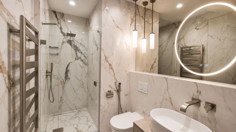 Diamant medzi apartmánmi v srdci Starého mesta - Kúpeľňa s mramorovými obkladmi v 2-izbovom byte, disponujúca veľkým zrkadlom a sprchovacím kútom.