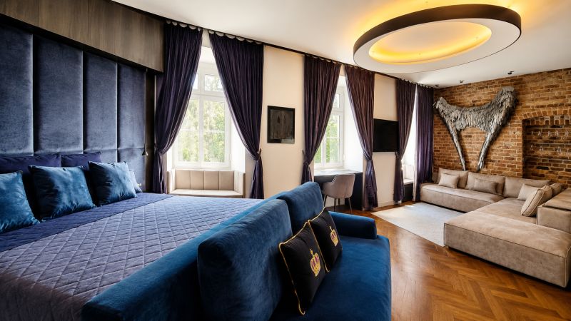 Diamant medzi apartmánmi v srdci Starého mesta - 2-izbový byt s luxusným dizajnom, modrými akcentmi a podlahou s dreveným dekorom.