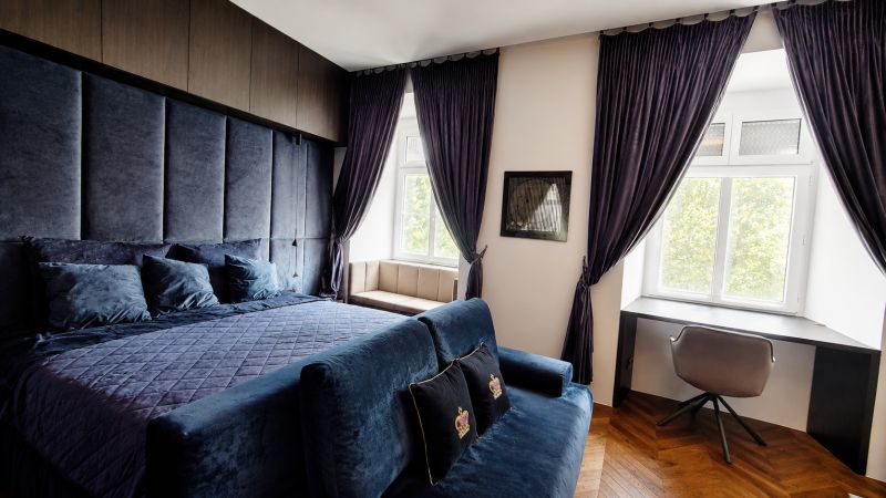 Diamant medzi apartmánmi v srdci Starého mesta - Luxusná spálňa s tmavými závesmi a pracovným stolom v 2-izbovom byte.