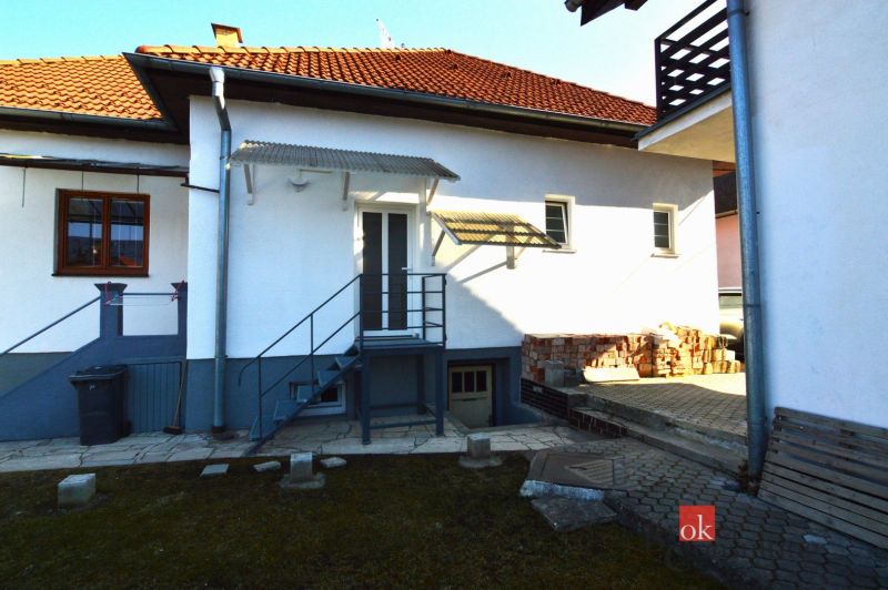 NA PRENÁJOM: 2-izbový byt v rodinnom dome s parkovaním – SNV - Dvor rodinného domu na Leteckej ulici v Spišskej Novej Vsi s betónovým schodiskom.