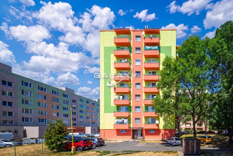 Priestranný 2-i byt s balkónom po kompletnej rekonštrukcii – Fiľakovo - Farebné bytové domy na Sládkovičovej ulici v Fiľakove s parkoviskom a zeleňou.