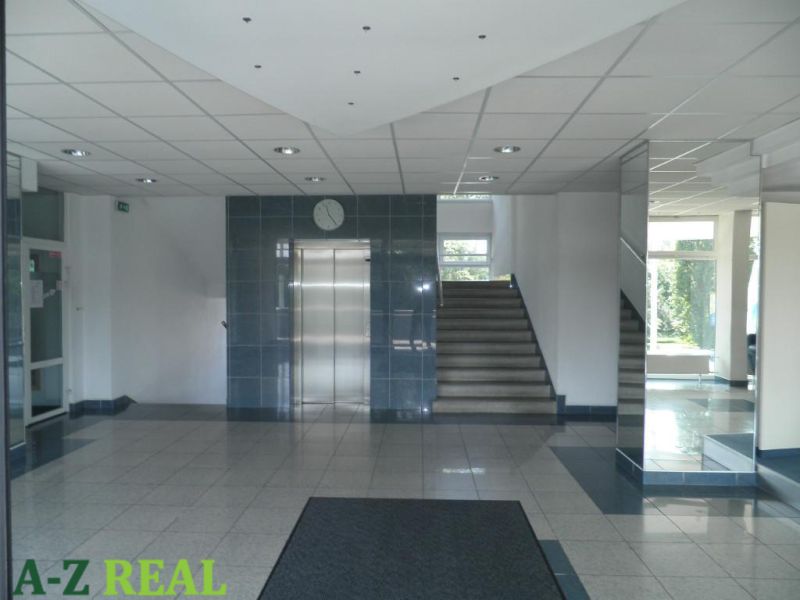 Prenájom kancelárskych priestorov  Drieňová ul., 209 m2 - 600 m2 - Kancelárie s výťahom a schodiskom, zrkadlá odrážajú svetlo, dlaždicová podlaha.