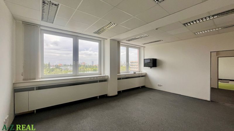 Prenájom kancelárskych priestorov  Drieňová ul., 209 m2 - 600 m2 - Kancelárie s veľkými oknami a výhľadom, jednoduché zariadenie, neutrálny interiér.