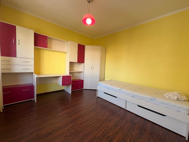NOVINKA!!! Priestranný 3-izbový byt, 72 m² | Karpatská, Sásová - Detská izba v 3-izbovom byte so žltými stenami a nábytkom s úložným priestorom.